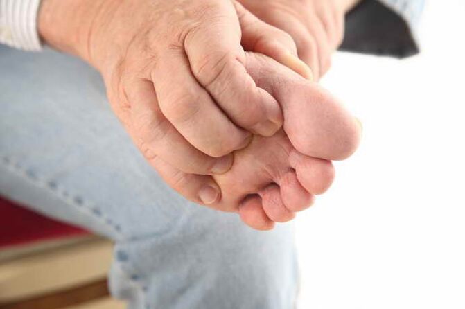 itching in the foot with thoracic osteochondrosis